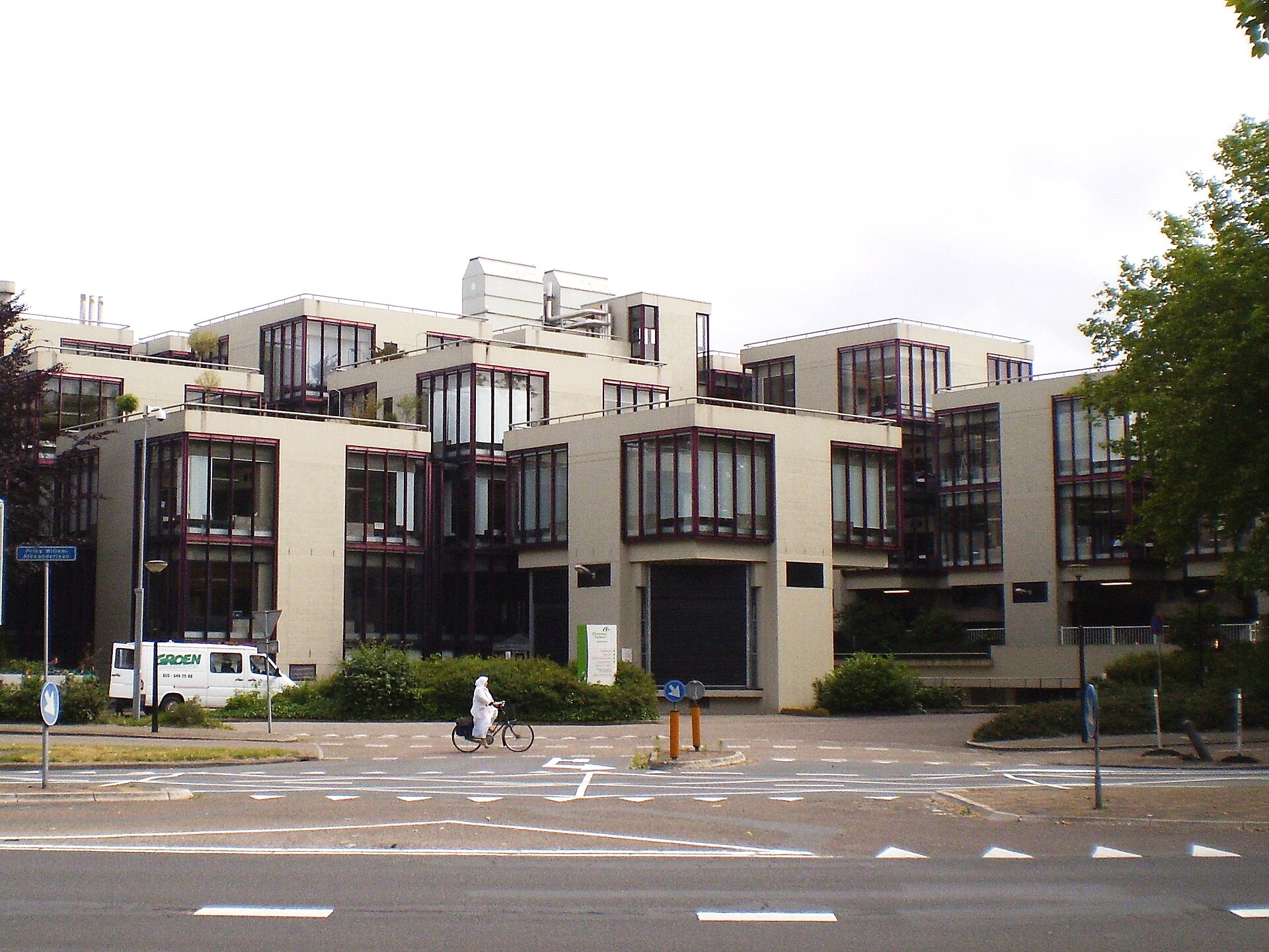 Office Design History: From Taylorist Floors to Hybrid Work
